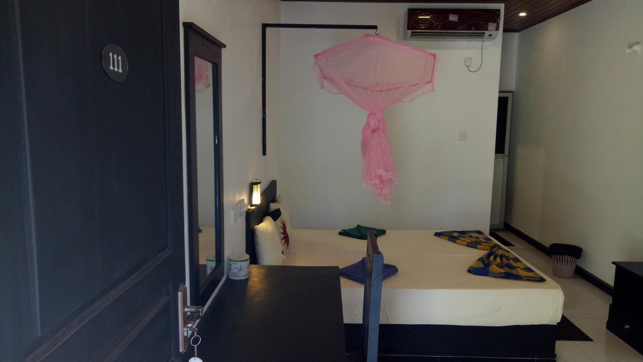 Golden Beach Inn Тринкомале Екстериор снимка