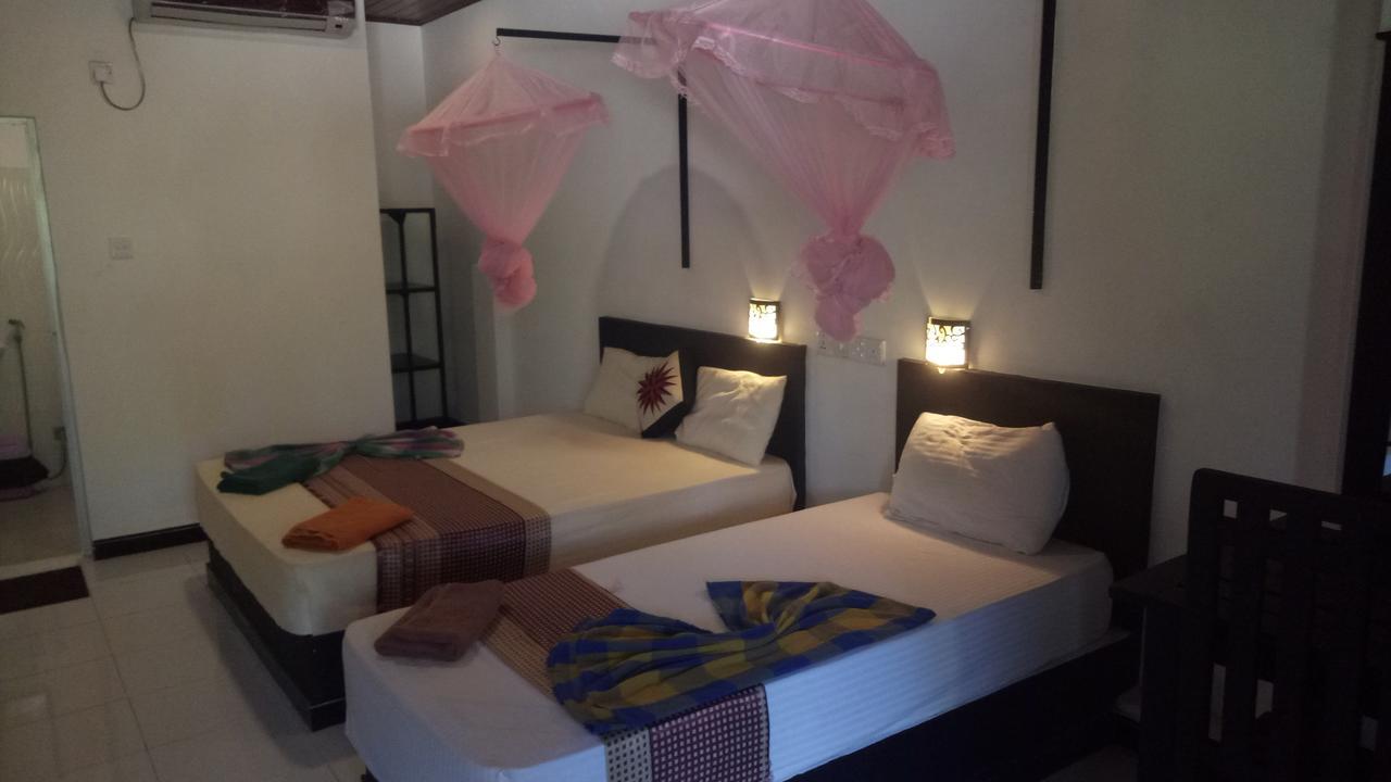 Golden Beach Inn Тринкомале Екстериор снимка