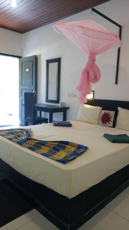 Golden Beach Inn Тринкомале Екстериор снимка