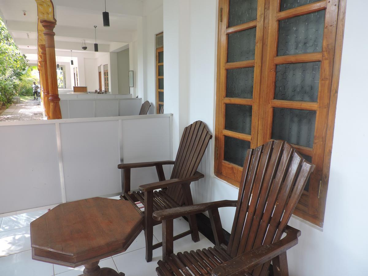 Golden Beach Inn Тринкомале Екстериор снимка