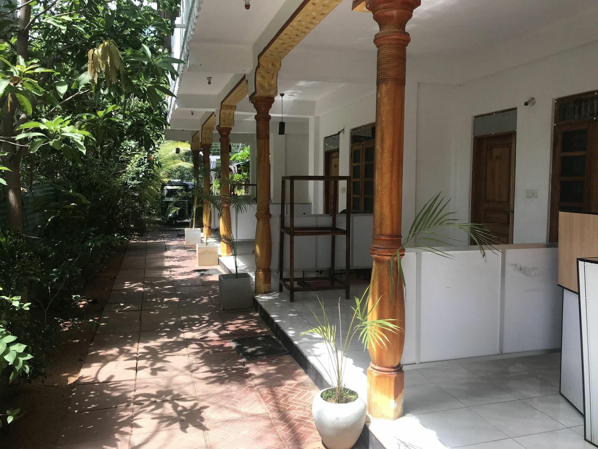 Golden Beach Inn Тринкомале Екстериор снимка