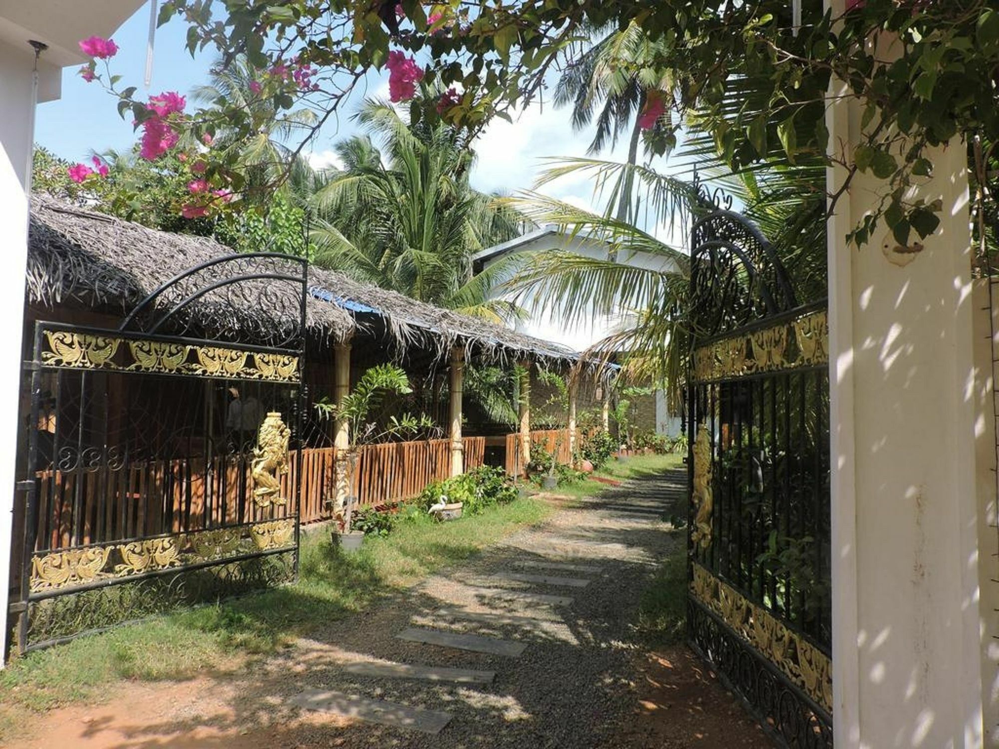 Golden Beach Inn Тринкомале Екстериор снимка