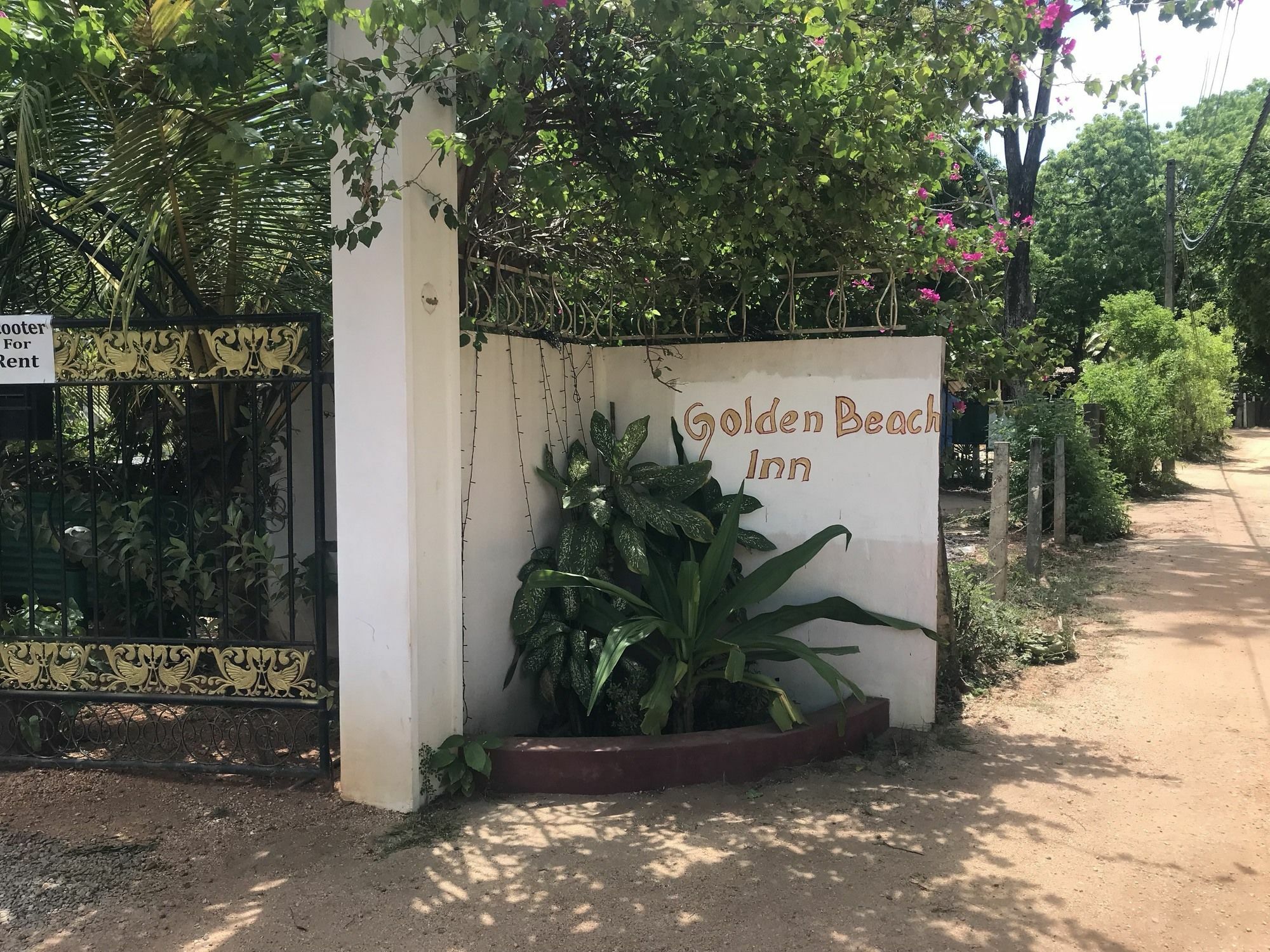 Golden Beach Inn Тринкомале Екстериор снимка